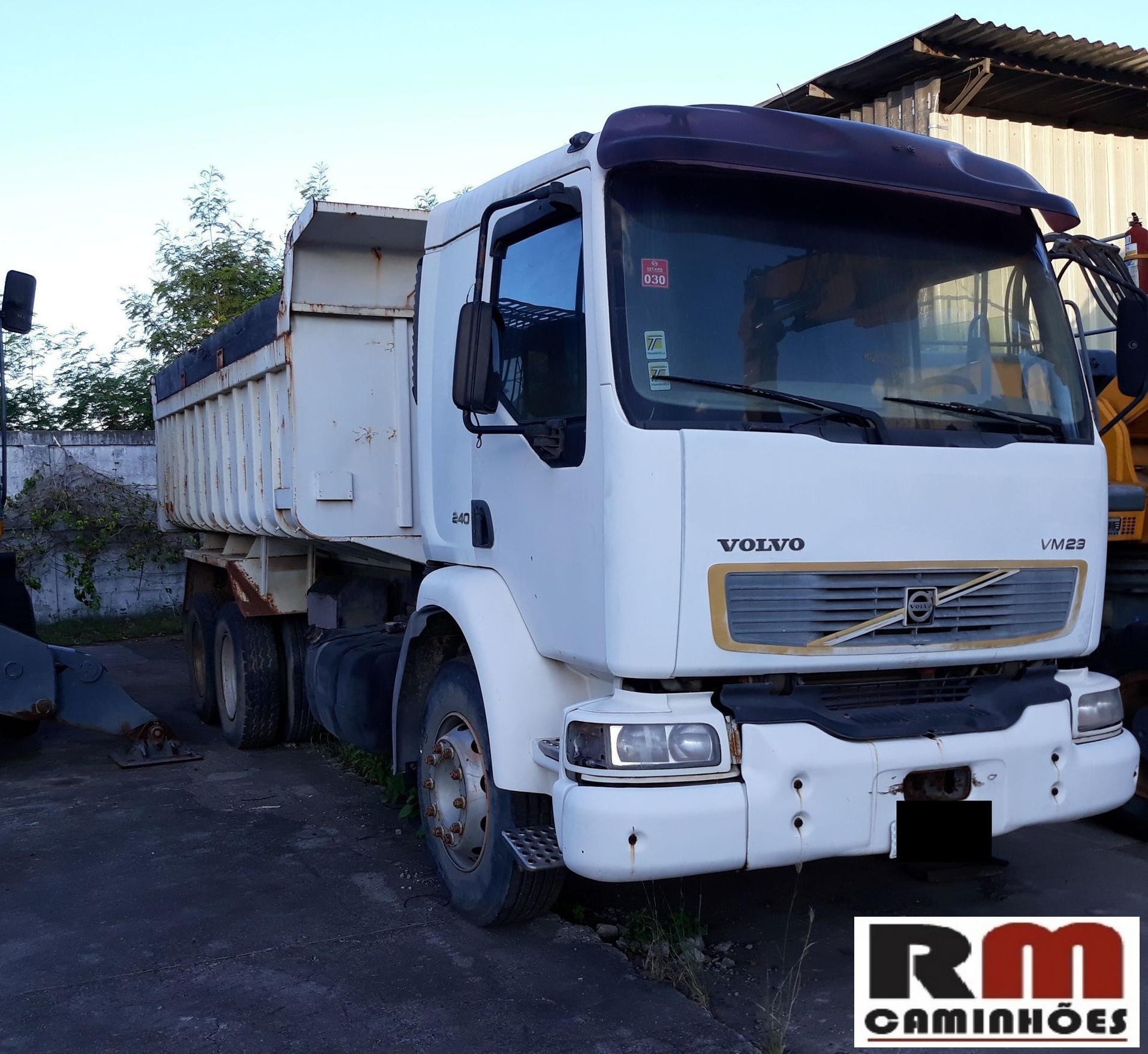 CAMINHÃO CAÇAMBA VOLVO VM23 240 6X2R 2005
